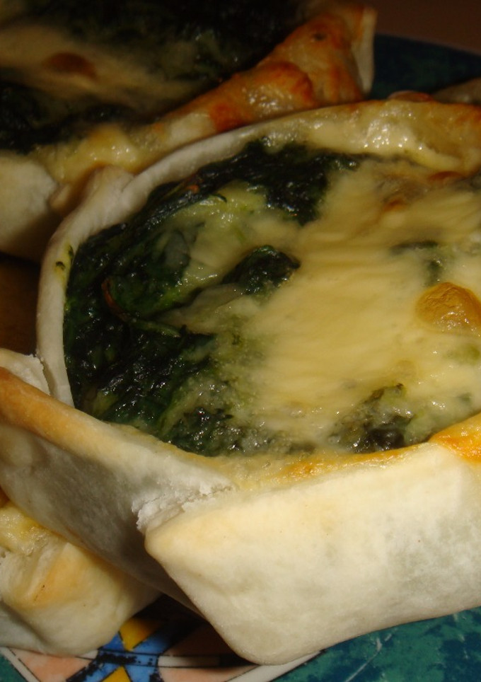 Una foto de Canastitas de espinaca, salsa blanca y queso 