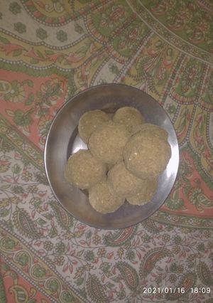 बाजरा का आटा से लाड़ू मेवा डाल कर(bajra ka aata ladu mewa daalker recepie in hindi) रेसिपी मुख्य फोटो