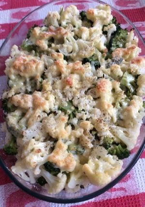 Una foto de Brócoli y coliflor gratinada