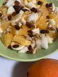 Macedonia de frutas frescas y frutos secos para desayunar sano