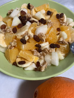 Una foto de Macedonia de frutas frescas y frutos secos para desayunar sano