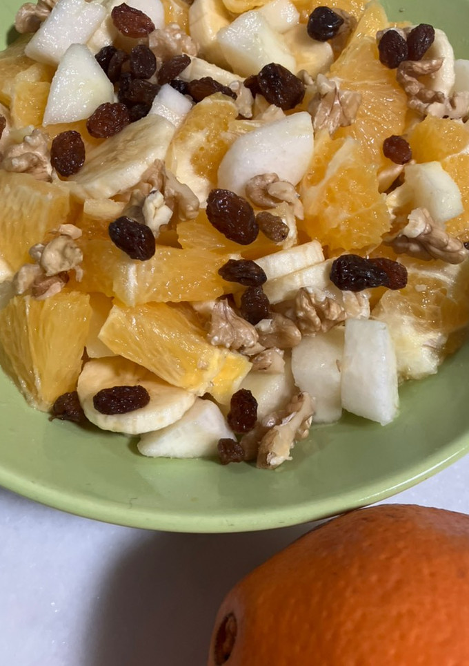 Una foto de Macedonia de frutas frescas y frutos secos para desayunar sano