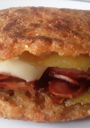 Una foto de Arepa de Zanahoria 🥕con relleno hawaiano!!!😜😜😜🍘🧀🥓🍍🍘