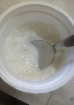 Una foto de Arroz con leche y harina con sabor a limón súper rico😋😊