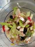 Insalata di fave crude con tonno, feta, cetriolo, ravanelli e olive nere