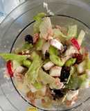 Insalata di fave crude con tonno, feta, cetriolo, ravanelli e olive nere