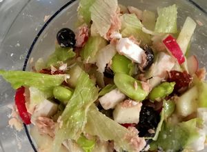 Foto di Insalata di fave crude con tonno, feta, cetriolo, ravanelli e olive nere