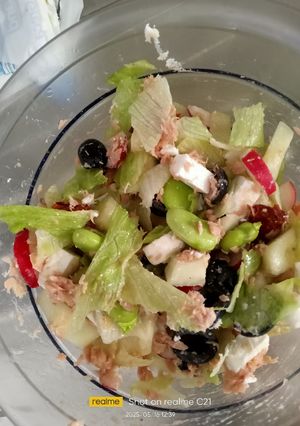 Foto di Insalata di fave crude con tonno, feta, cetriolo, ravanelli e olive nere