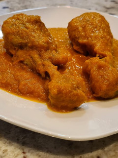 Una foto de Jamoncitos de pollo en salsa de puerros, calabacín y manzana