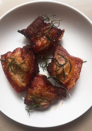 Hình của món Ba rọi nướng Hương thảo.