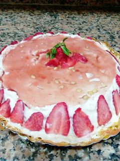 Una foto de Tarta de queso sin horno, con interior de Gelatina de frambuesa