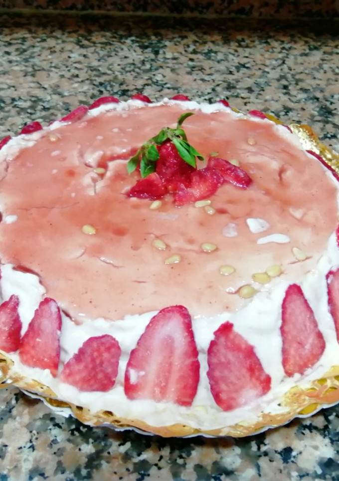 Una foto de Tarta de queso sin horno, con interior de Gelatina de frambuesa