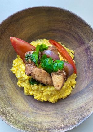 Una foto de Risotto de huancaína con pollo saltado