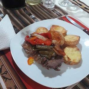 Asado al horno y verduras asadas