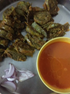 બેસન નાં પાત્રા (અળવી નાં પાનાં)(Patra recipe in Gujarati) રેસીપી મુખ્ય ફોટો
