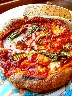 Une photo de Pizza tomates cerises et fleurs de courgettes