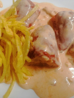 Una foto de Pimientos del piquillo rellenos de pollo en salsa roquefort