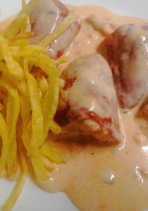 Una foto de Pimientos del piquillo rellenos de pollo en salsa roquefort