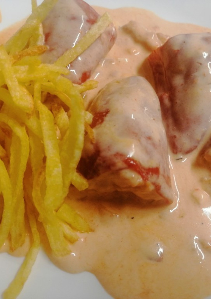 Una foto de Pimientos del piquillo rellenos de pollo en salsa roquefort