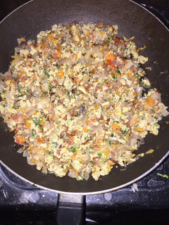 ரிச் முட்டை & veg பொரியல்(egg and veg poriyal recipe in tamil) செய்முறை முக்கிய புகைப்படம்