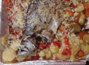 Una foto de Palometa al horno con verduras y queso sardo