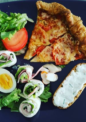 Une photo de Tarte aux tomates et roulés au jambon☀️