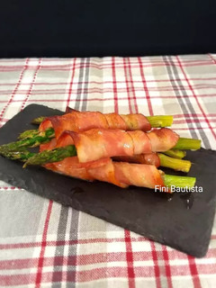 Una foto de Espárragos con bacon