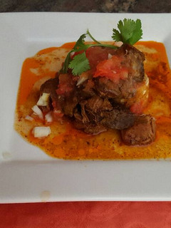 Una foto de Chamorros de res en salsa de birria