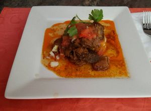 Una foto de Chamorros de res en salsa de birria