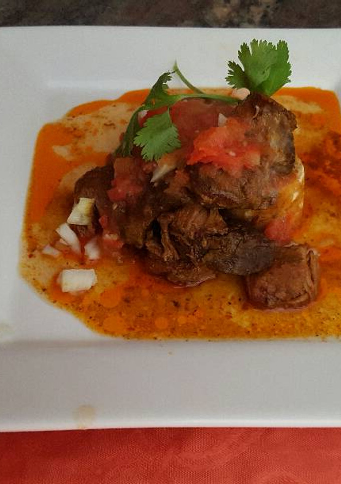 Una foto de Chamorros de res en salsa de birria