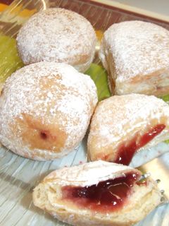 Una foto de Buñuelos rellenos con jalea de ciruelas
