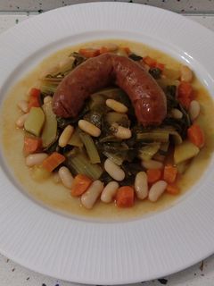 Una foto de Judías blancas con acelgas y chorizo ibérico