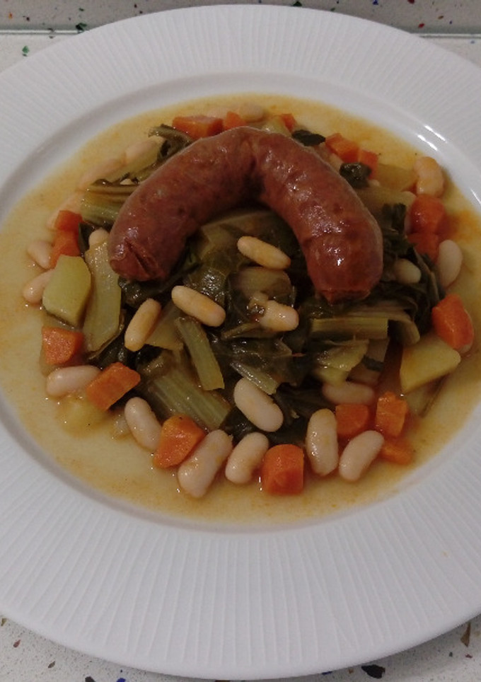 Una foto de Judías blancas con acelgas y chorizo ibérico