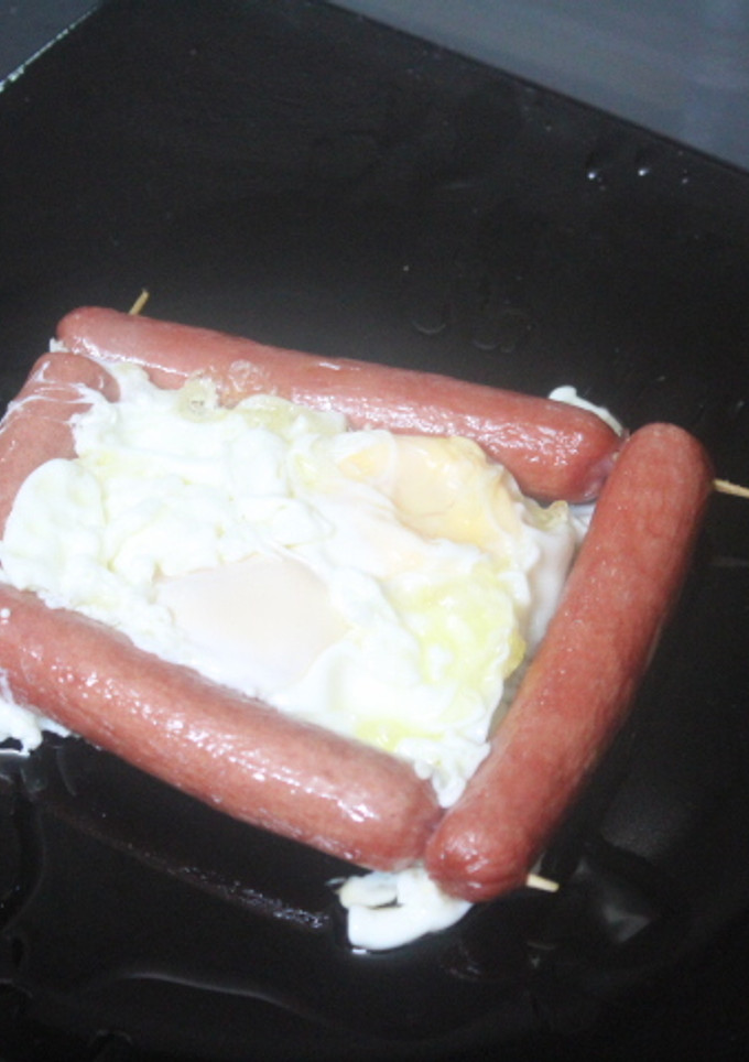 Una foto de Huevos fritos con frankfurt