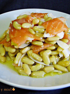 Una foto de Ensalada de verdinas y salmón ahumado