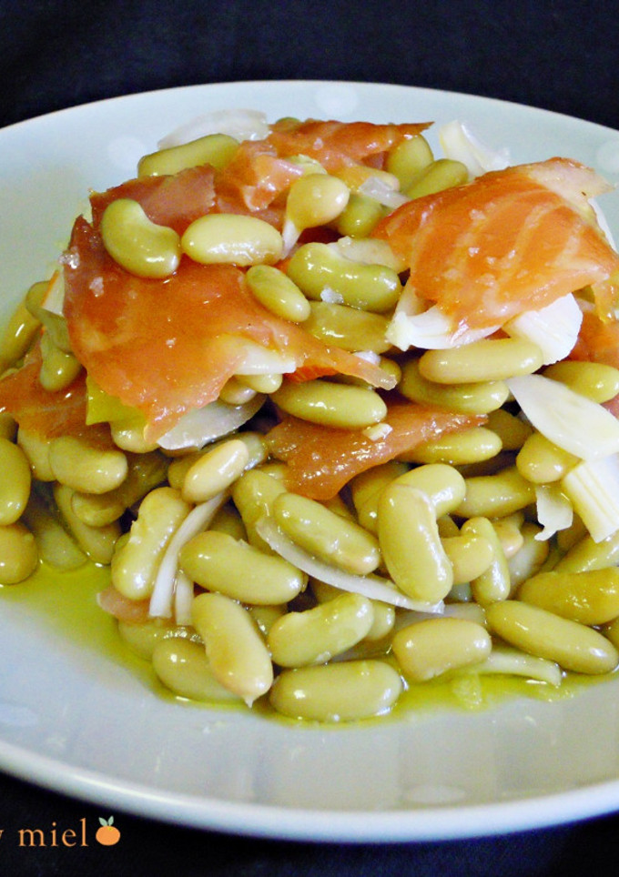 Una foto de Ensalada de verdinas y salmón ahumado