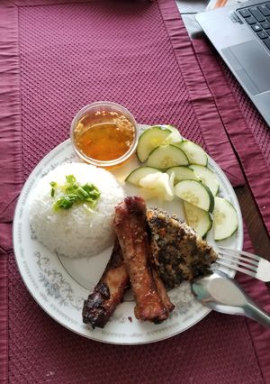 Hình của món Sườn cây nướng, chả từ da cá hồi, ruốc cá hồi.