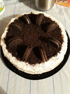 Una foto de Torta decorada con coco y oreos
