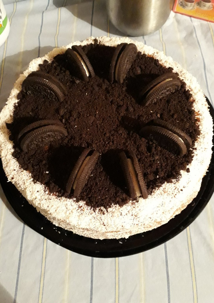 Una foto de Torta decorada con coco y oreos