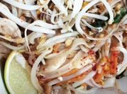 Uma foto de pad thai