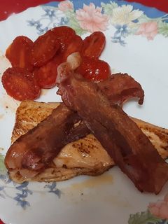 Una foto de Trucha con bacon y tomates cherry salteados