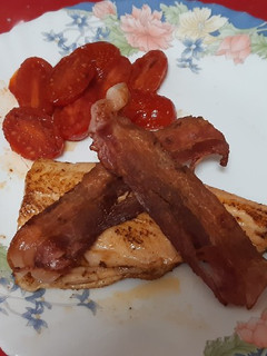 Una foto de Trucha con bacon y tomates cherry salteados