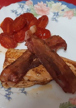 Una foto de Trucha con bacon y tomates cherry salteados