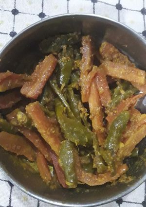 गाजर और हरी मिर्च का अचार(gajar mirch ka achar recipe in hindi) रेसिपी मुख्य फोटो