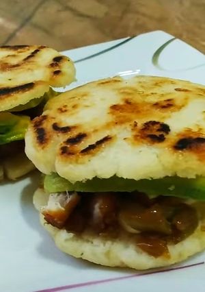 Una foto de Arepas con harina de maíz blanco