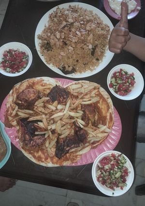 صورة لوصفة دجاج مشوي بتتبيله بالفرن وعملت جنبه رز برياني