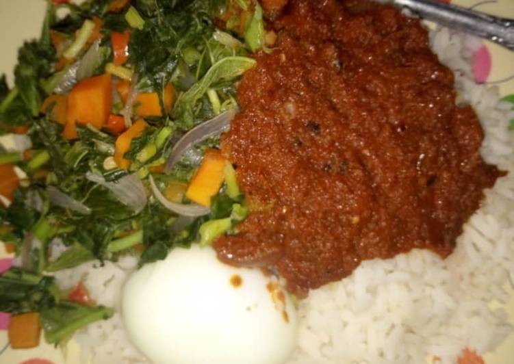 Rice and stew with vegetables and boiled egg