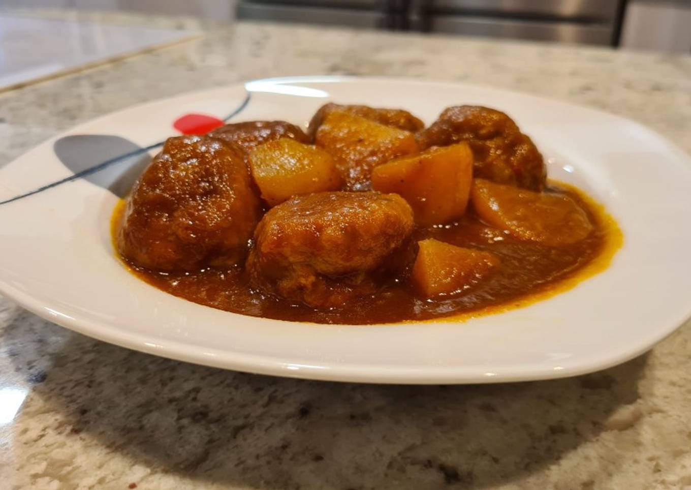 Albóndigas con jamón en salsa de Pedro Ximénez con patatas