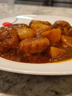 Una foto de Albóndigas con jamón en salsa de Pedro Ximénez con patatas