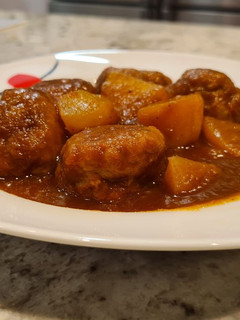 Una foto de Albóndigas con jamón en salsa de Pedro Ximénez con patatas